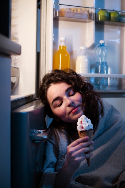 Donna di vista frontale che mangia il gelato