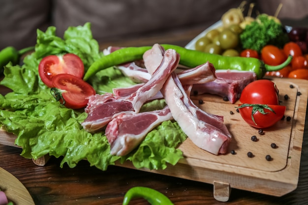 Donna di vista frontale che mangia le pepite di pollo con le fritture e il ketchup su un supporto