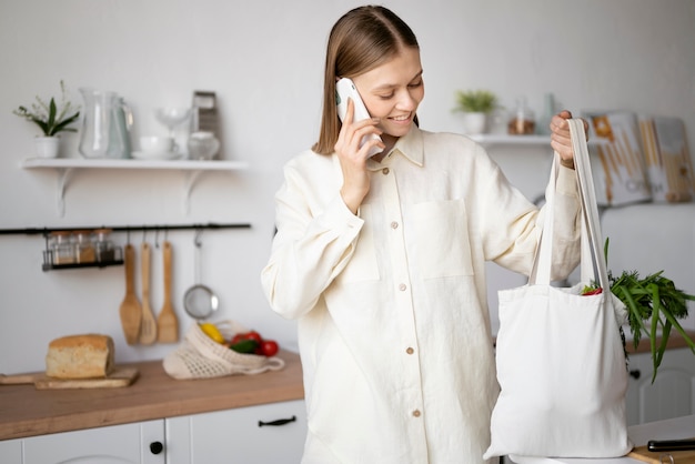 Donna di vista frontale che parla sul telefono