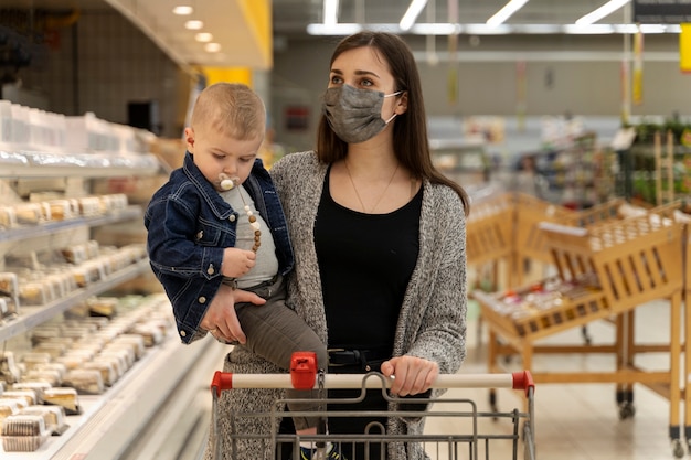 Donna di vista frontale che porta bambino