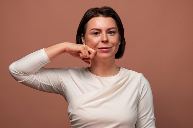 Donna di vista frontale che pratica yoga facciale