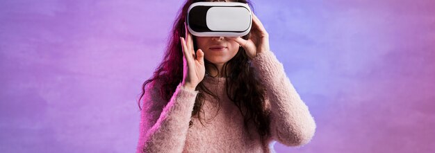 Donna di vista frontale che prova una nuova tecnologia del vr