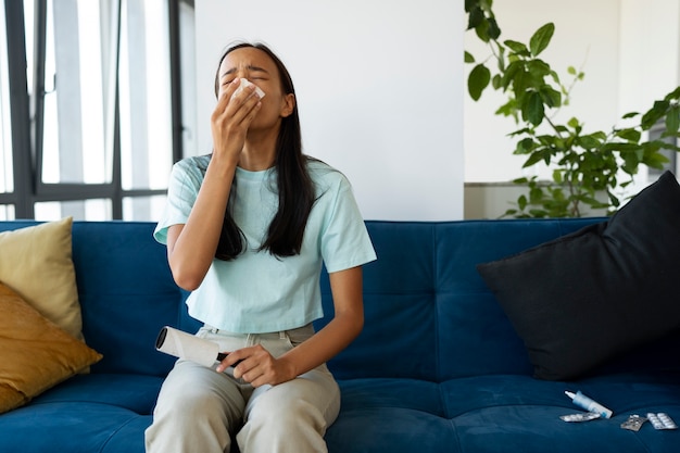 Donna di vista frontale che soffre di allergie