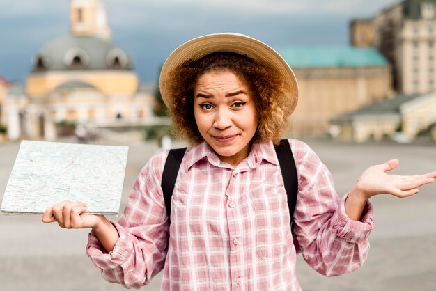 Donna di vista frontale che viaggia in un nuovo posto