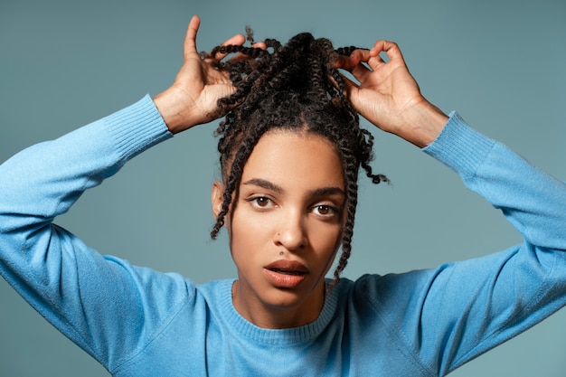 Donna di vista frontale con acconciatura afro