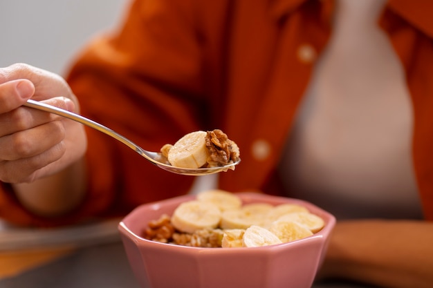 Donna di vista frontale con cibo sano