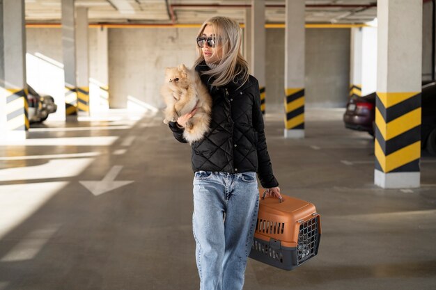 Donna di vista frontale con il cane carino