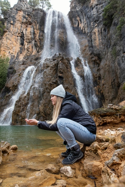 Donna di vista laterale al fiume