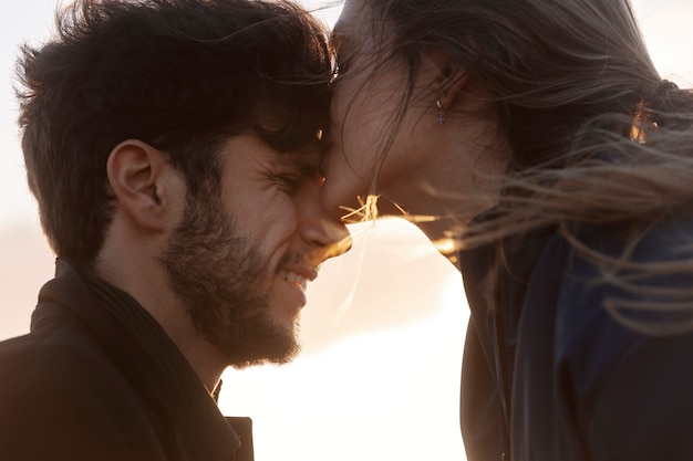 Donna di vista laterale che bacia uomo sulla fronte