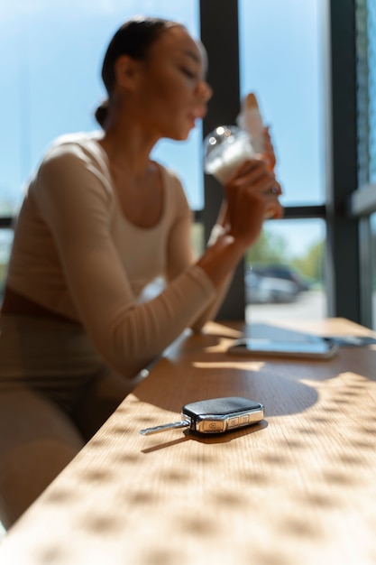 Donna di vista laterale che beve caffè