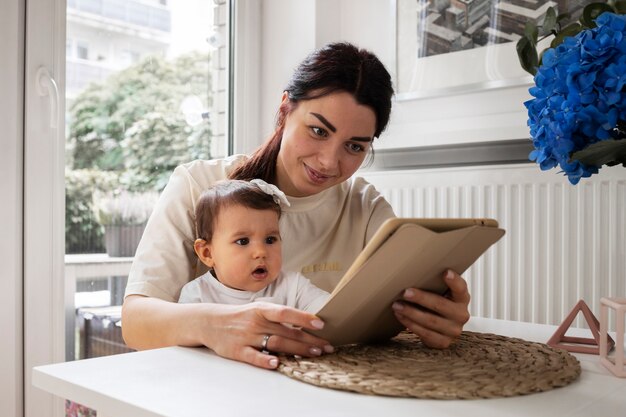 Donna di vista laterale che lavora con il bambino