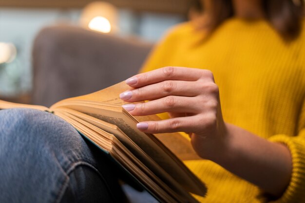 Donna di vista laterale che legge all'interno