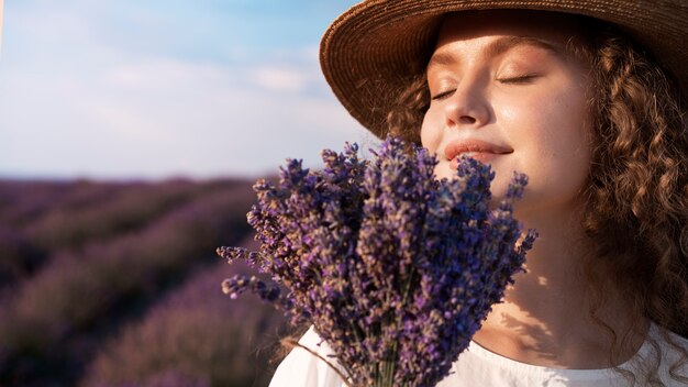 Donna di vista laterale che odora di lavanda