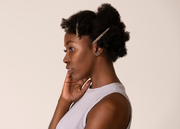 Donna di vista laterale che posa con i capelli afro