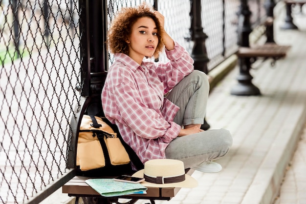 Donna di vista laterale che prende una pausa dal viaggio