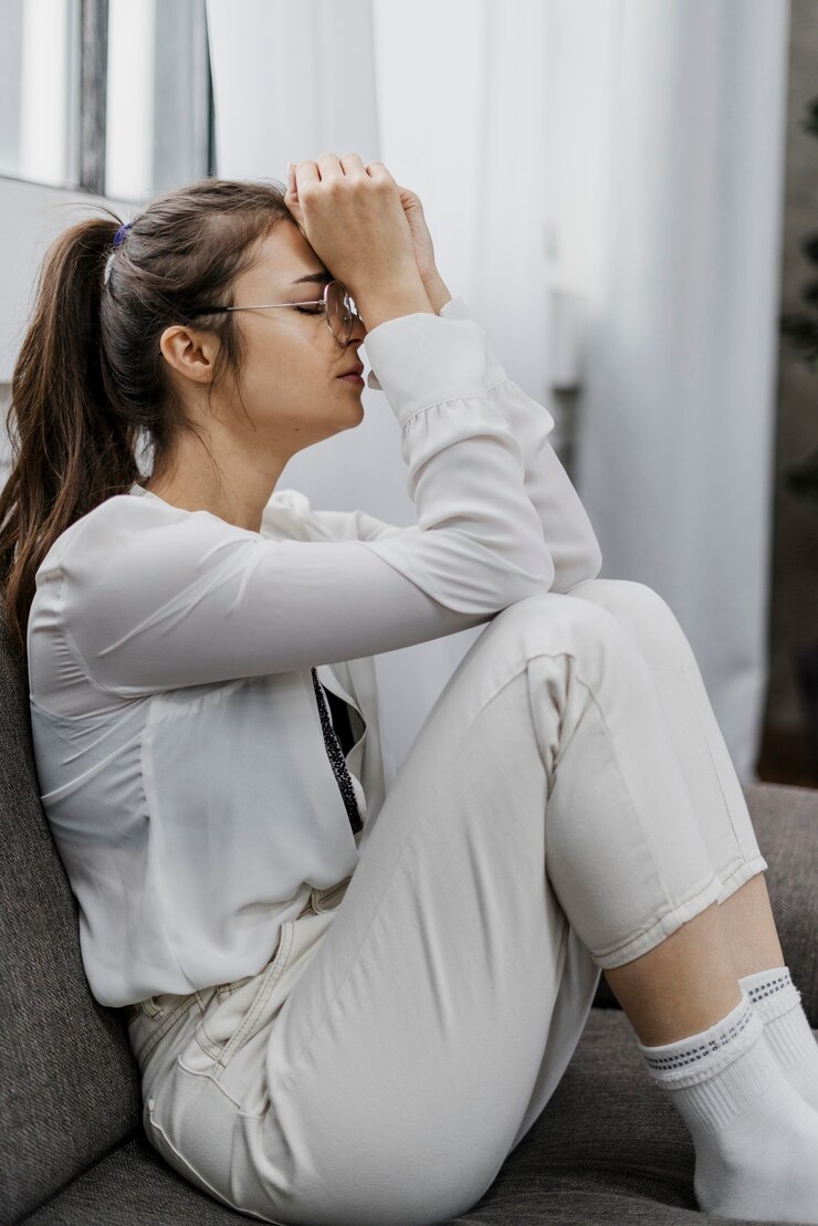 Foto gratuito donna di vista laterale che sembra triste mentre lavora da casa