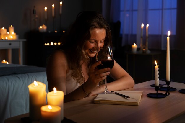 Donna di vista laterale che tiene il bicchiere di vino