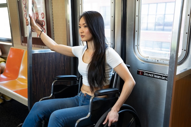 Donna di vista laterale che viaggia in treno