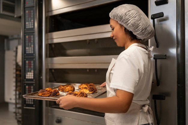 Donna di vista laterale con deliziosa pasticceria