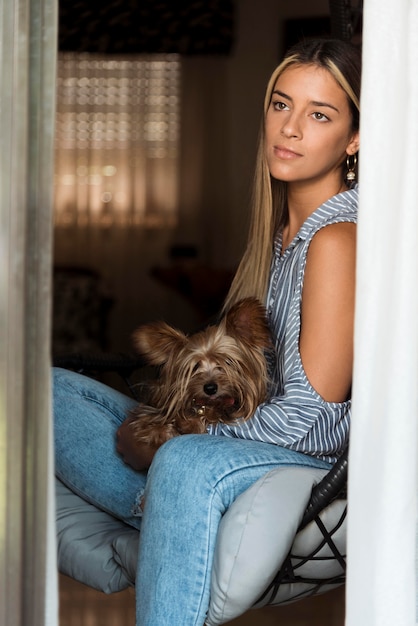 Donna di vista laterale con il cane