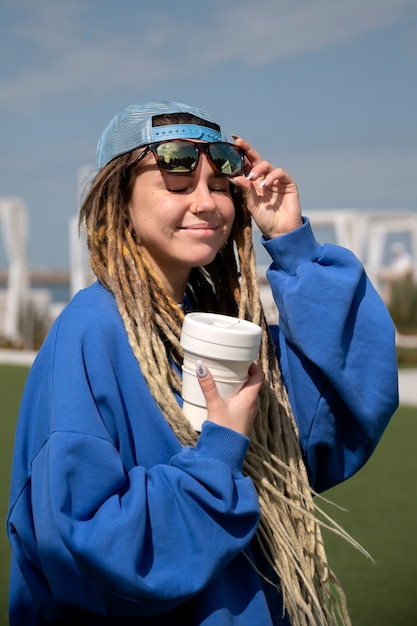 Donna di vista laterale con la tazza di caffè