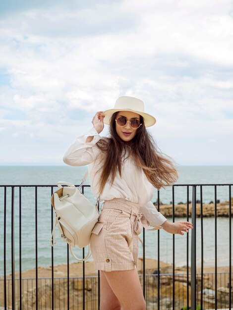 Donna di vista laterale con occhiali da sole e cappello