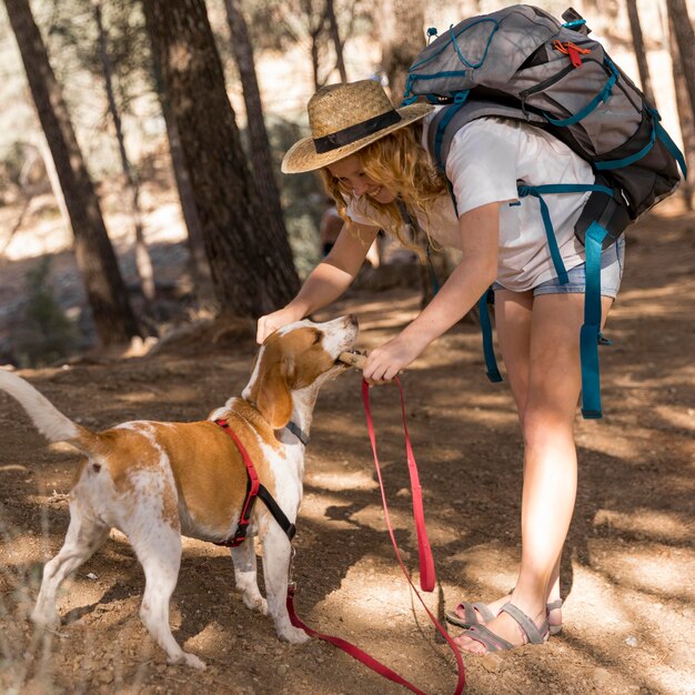 Donna di vista laterale e il suo cane che si divertono