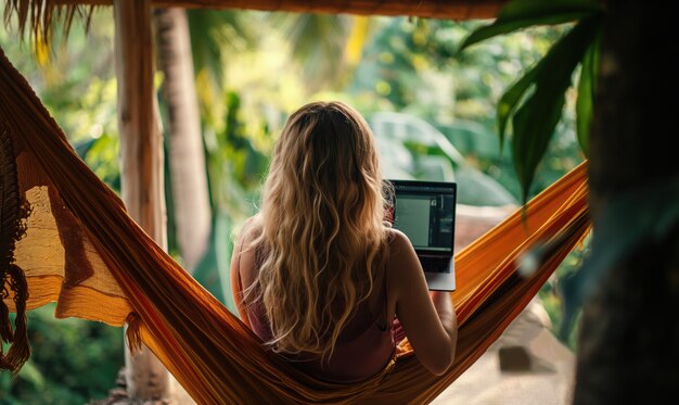 Donna di vista posteriore nel lavoro dell'amaca