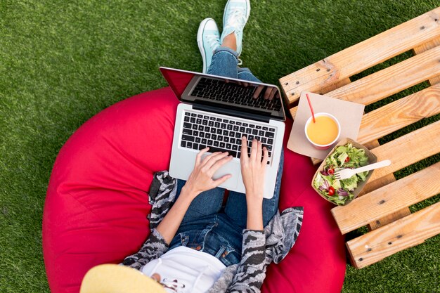 Donna di vista superiore che lavora al computer portatile