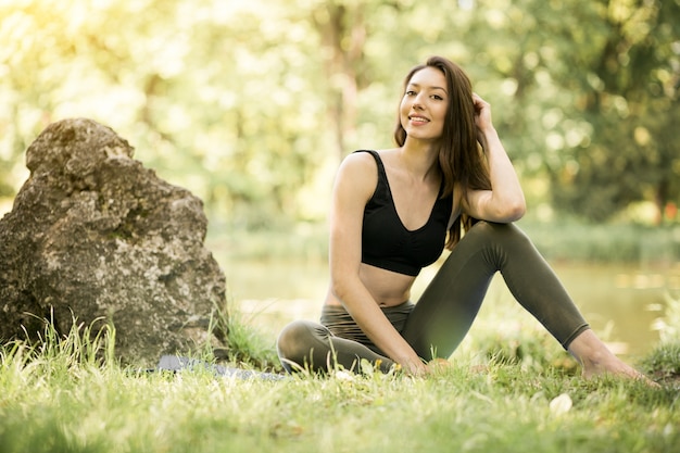 Donna di yoga di mattina bella donna bella