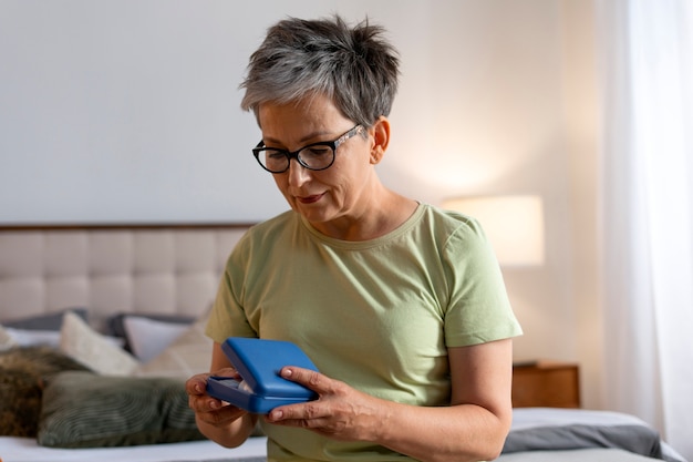 Donna diabetica di livello medio che controlla il livello di glucosio