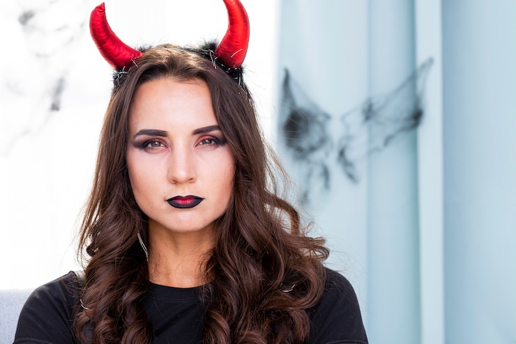 Foto gratuito donna diabolica del primo piano pronta per halloween