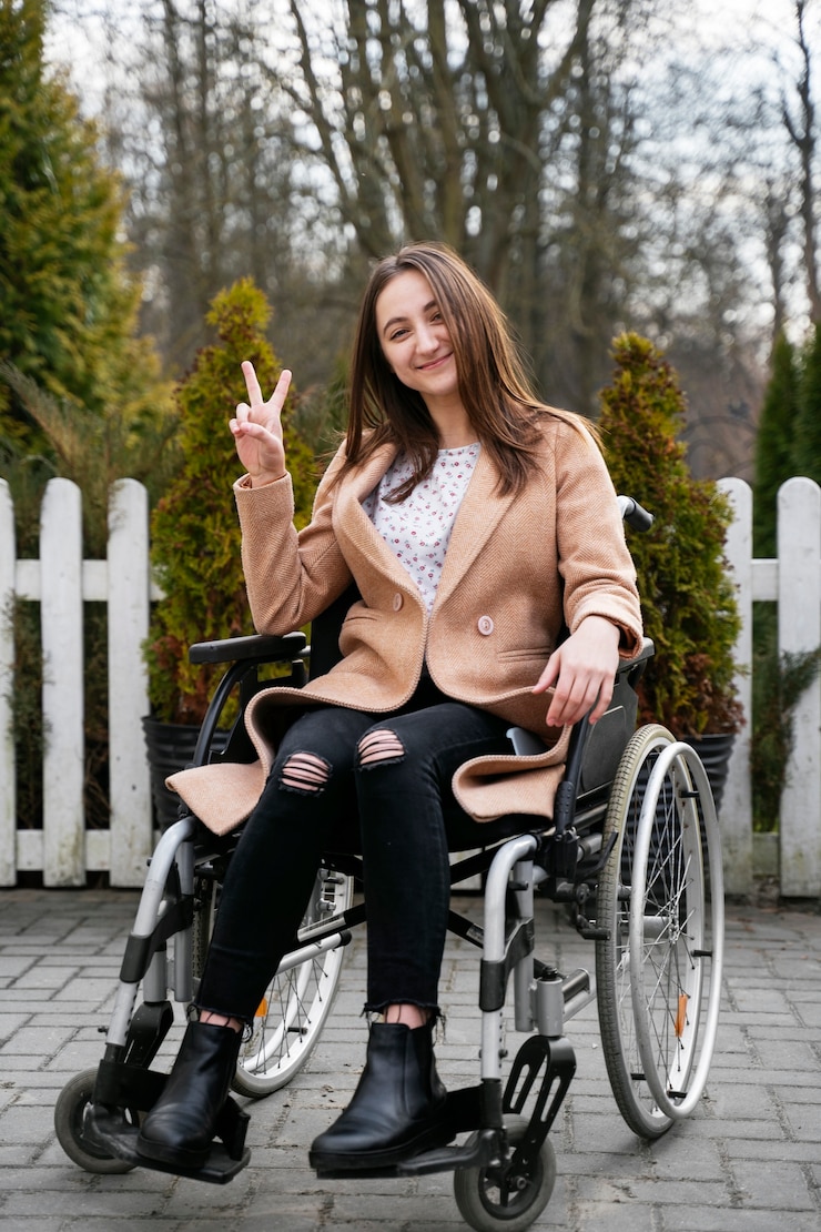 Foto gratuito donna disabile di smiley del colpo pieno all'aperto