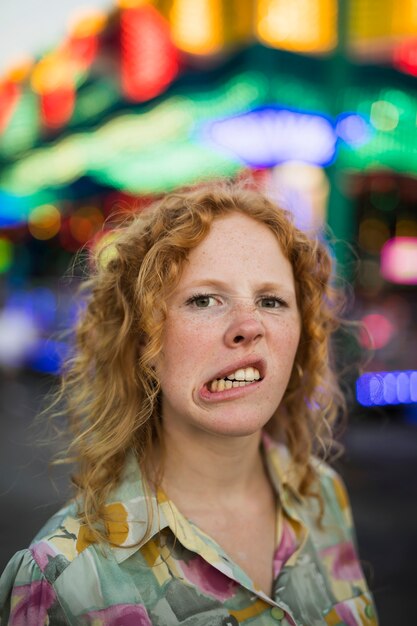 Donna divertente faccia sciocca al luna park