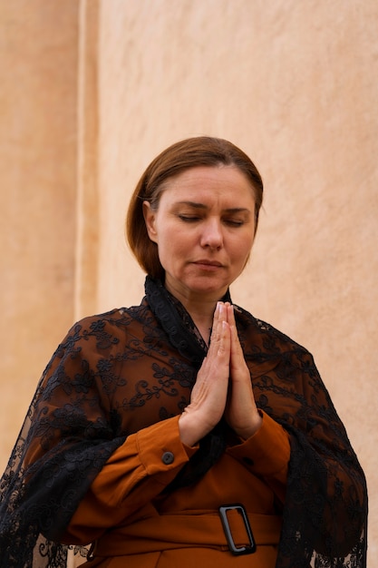 Donna durante il pellegrinaggio religioso presso la chiesa