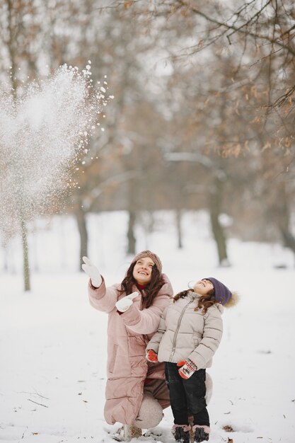 Donna e bambina in un parco