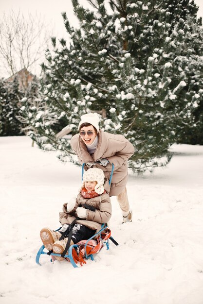 Donna e bambina in un parco