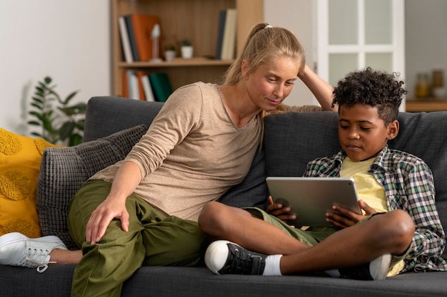 Donna e bambino a tutto campo con tablet