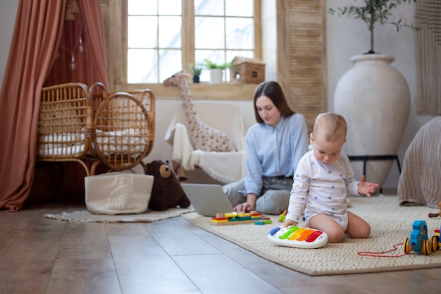 Donna e bambino a tutto campo sul pavimento