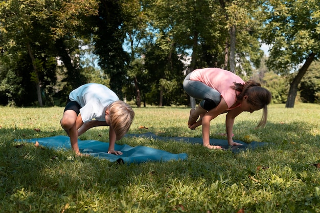 Donna e bambino all'aperto a tutto campo