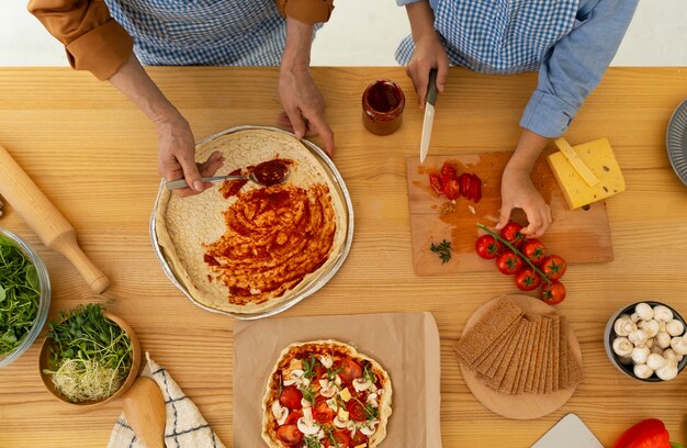 Donna e bambino dell'angolo alto che cucinano insieme