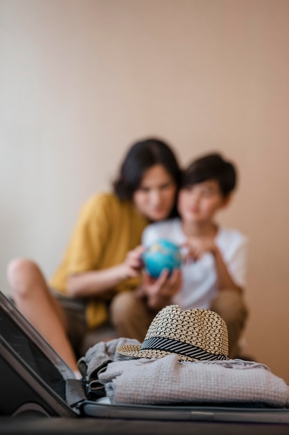 Donna e bambino sfocati colpo medio