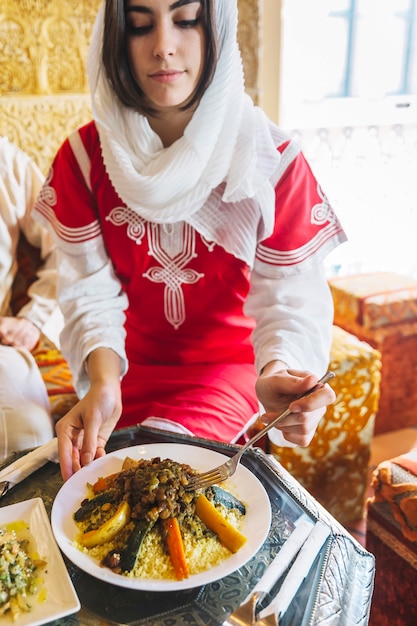 Donna e piatto arabo nel ristorante
