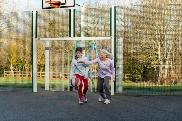 Donna e ragazza a tutto campo che giocano