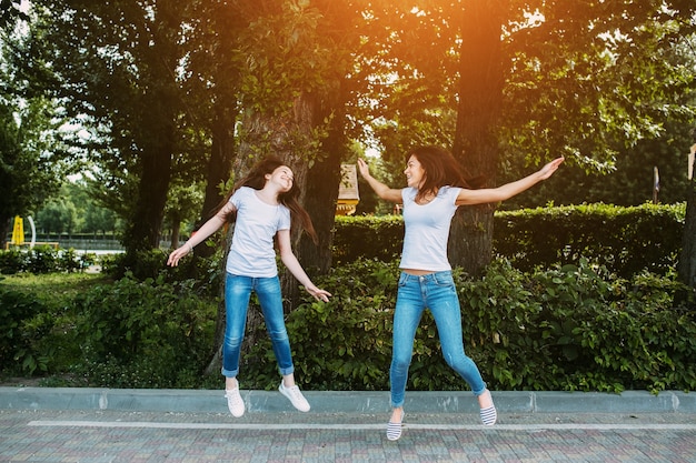 Donna e ragazza che salta sul pavimento