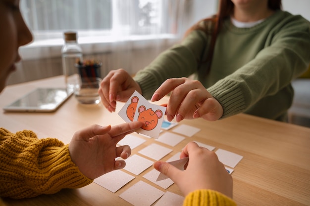 Donna e ragazza dell'angolo alto che giocano il gioco di memoria