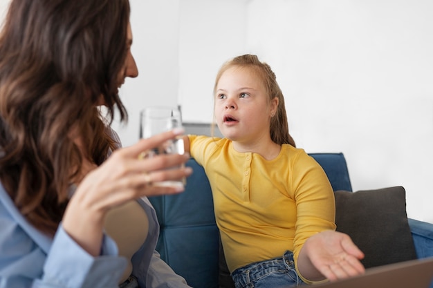 Donna e ragazza di vista laterale che chiacchierano