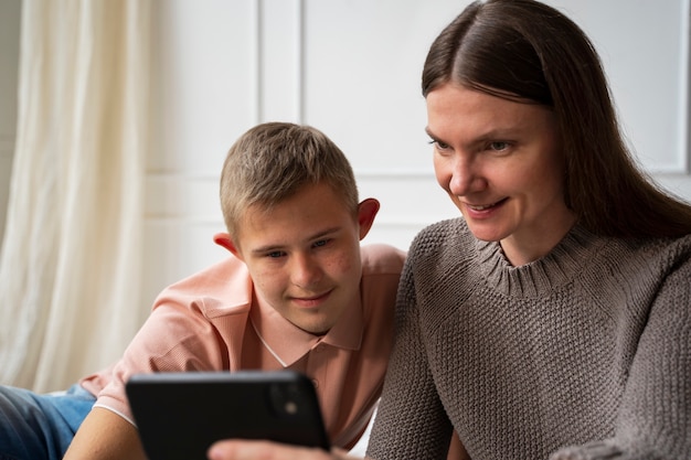 Donna e ragazzo di tiro medio con smartphone