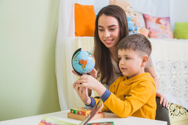 Donna e ragazzo in cerca di globo