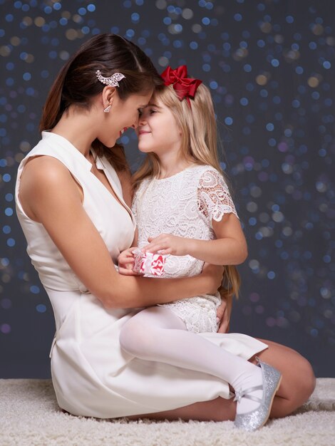 Donna e sua figlia durante il periodo natalizio